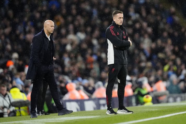 Arne Slot þarf að finna einhvern annan til að stilla upp föstum leikatriðum liðsins, eða taka málin í sínar hendur. 