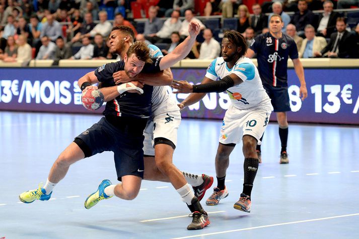 Róbert Gunnarsson er í ákveðinni klemmu í Frakklandi þar sem hann fær ekkert að spila og mun líklega ekki fá að spila neitt næstu mánuðina.