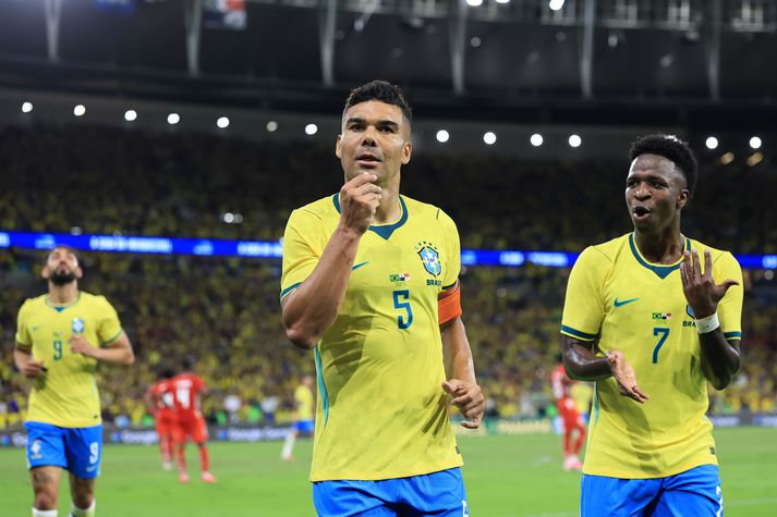 Casemiro og Vinícius Júnior fagna marki þess fyrrnefnda í sigrinum á Panama í nótt en á bak við má sjá glitta í Matheus Cunha.