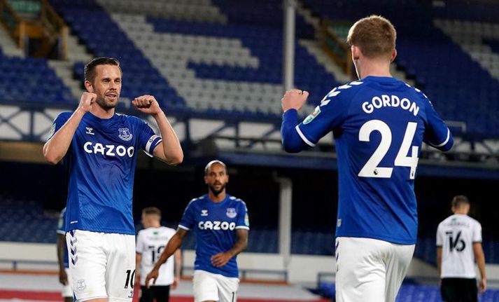 Gylfi Sigurðsson þakkar Anthony Gordon fyrir stoðsendinguna í gær.