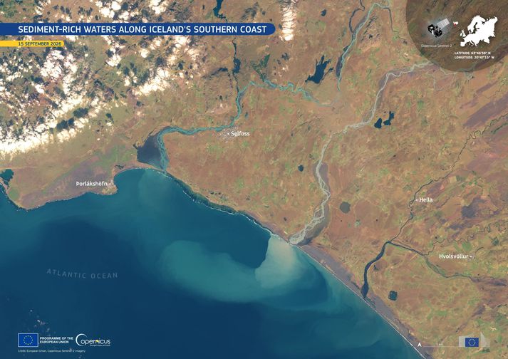 Gruggur framburður Þjórsár og Ölfusár sést glöggt á þessari gervihnattarmynd Sentinel-2 sem var tekin 15. september 2026.
