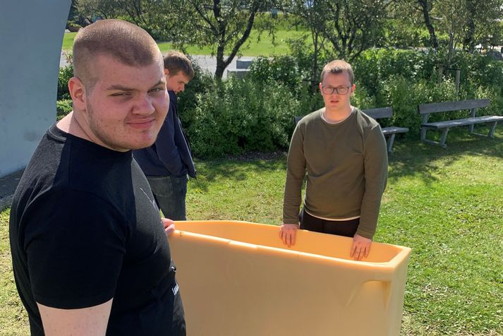 Nokkrir drengjanna koma kari fyrir til að undirbúa kalda pottinn fyrir kvöldið. Á sýningunni munu tveir strákar sitja í pottinum, ræða sín á milli og borða sterkan mat.