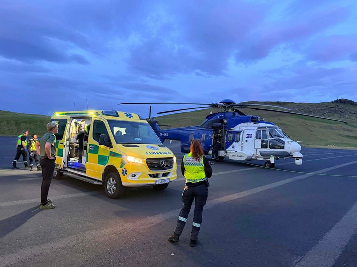 Einn var fluttur með þyrlunni til Reykjavíkur.