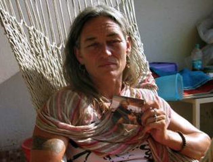 Fiona MacKeown heldur á mynd af dóttur sinni Scarlett sem var myrt.