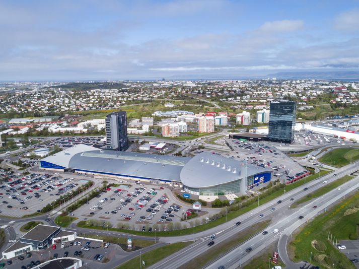 Bílastæði við Smáralindina eru um 3000 talsins. Viðskiptavinir eru í forgangi um þau fyrir Jól.