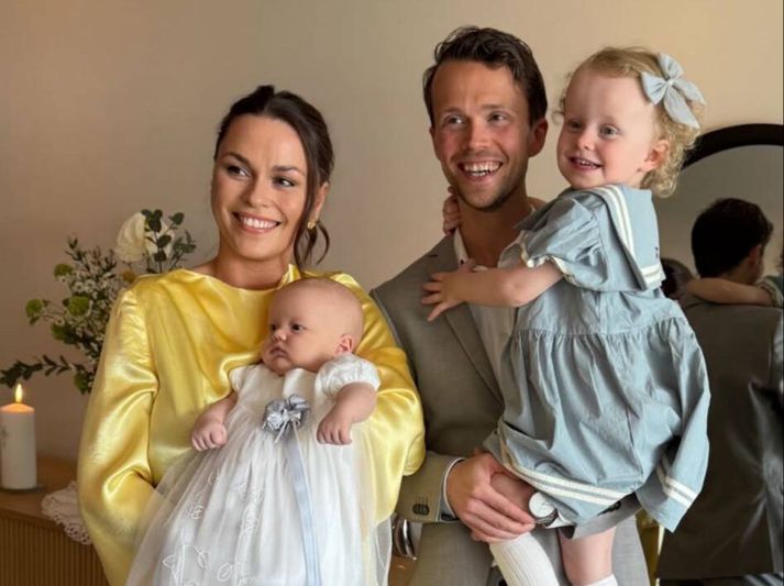 Arnar og Sara gáfu syni sinum nafn við fallega athöfn í heimahúsi um helgina.