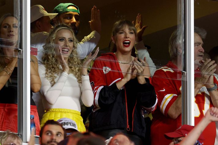 Taylor Swift fagnar við hlið Brittany Mahomes í stúkunni á leik Kansas City Chiefs og Denver Broncos í nótt.