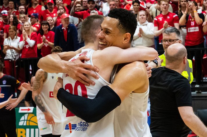 Callum Lawson fagnar Íslandsmeistaratitli með Val.
