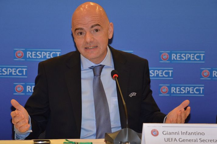 Gianni Infantino skrifaði undir samninginn.