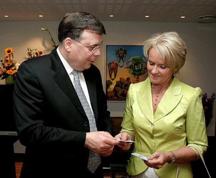 Geir afhendir Valgerði lyklana. Geir H. Haarde afhendir Valgerði Sverrisdóttur lyklana að utanríkisráðuneytinu. Nú virðast þau ekki á einu máli um utanríkismálin.