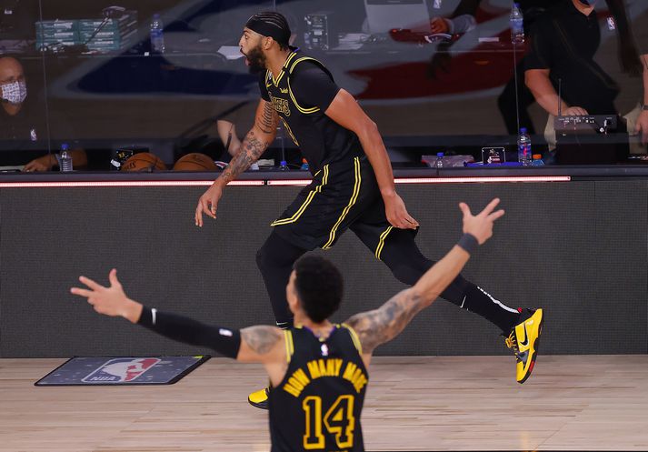 Anthony Davis fagnar sigurkörfu sinni gegn Denver Nuggets.