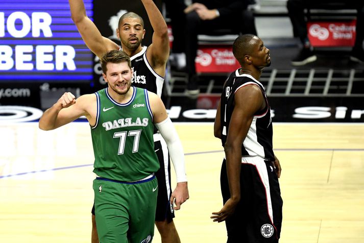 Luka Doncic fagnar körfu í upprúllun Dallas Mavericks liðsins á Los Angeles Clippers.