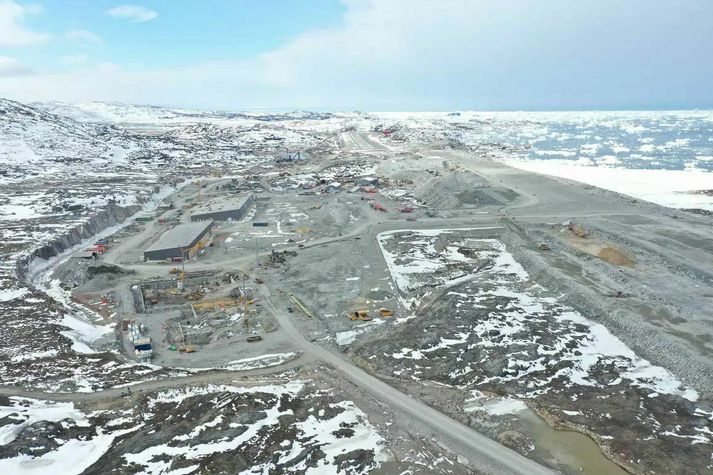 Frá framkvæmdum við flugvöllinn í Ilulissat. Núverandi flugbraut sést fjær en sú nýja til hægri.