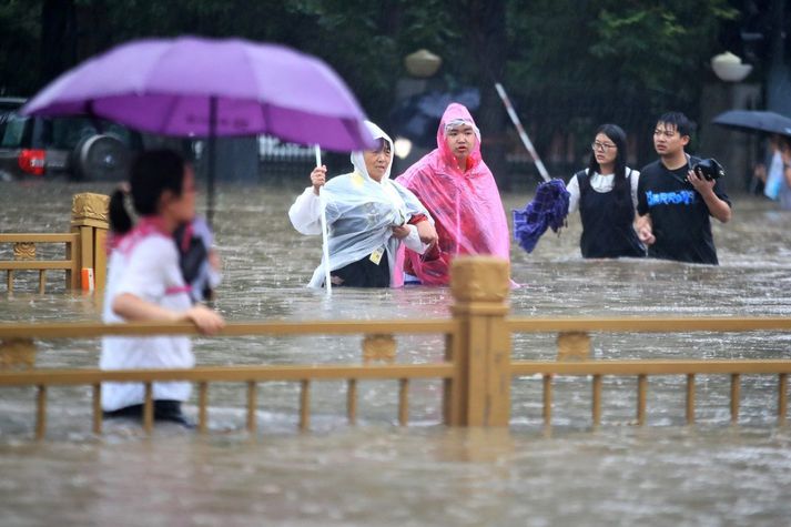 Fólk á götum Zhengzhou í gær.