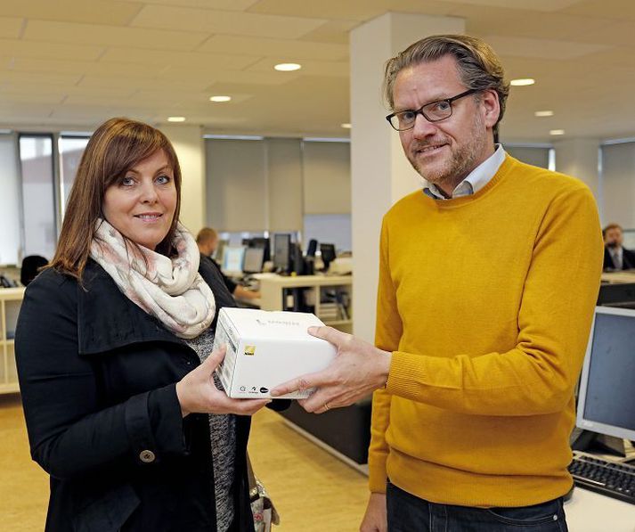 Ólafur Þ. Stephensen, ritstjóri Fréttablaðsins, afhendir Agnesi verðlaun fyrir bestu útivistarmyndina.
