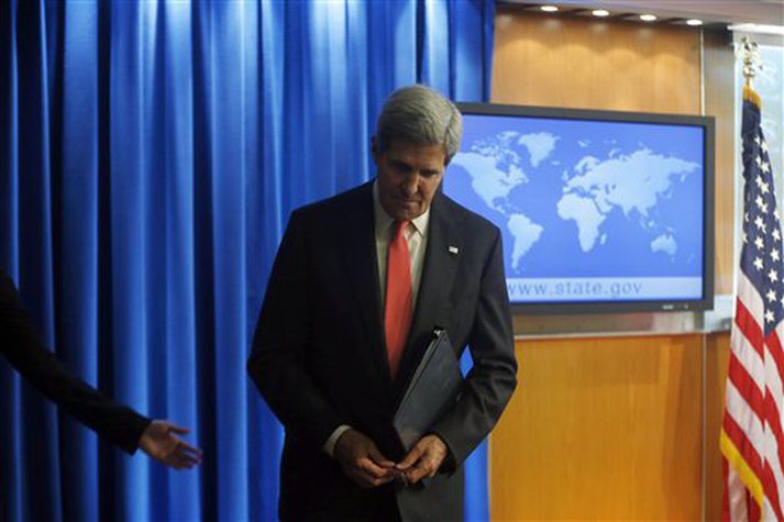 John Kerry utanríkisráðherra Bandaríkjanna segir að Bashar Al -- Assad forseti Sýrlands og samstarfsmenn hans í Damaskus eigi hrós skilið.