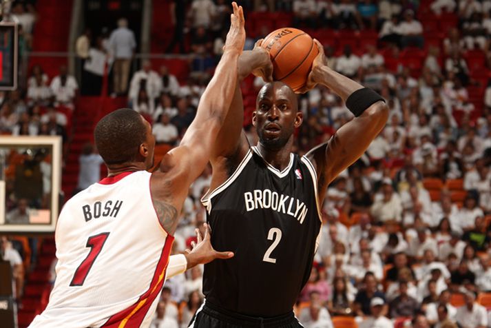 Garnett í baráttu við Chris Bosh, leikmann Miami Heat.