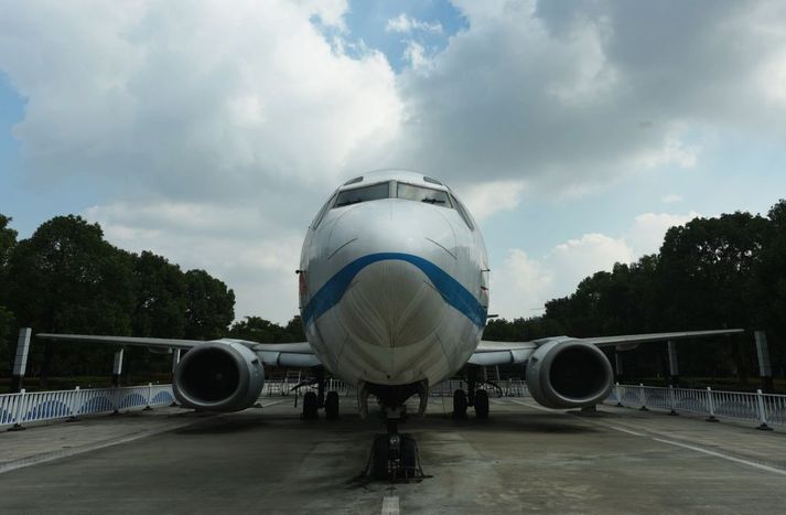 Boeing 737-300 flugvél í Hangzhou í Kína. Flugvélin á myndinni er ekki sú sem hrapaði í Senegal. 