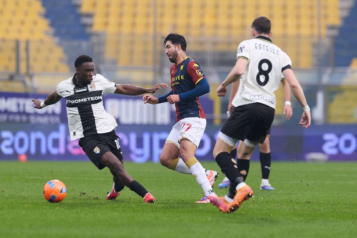 Mikael Egill Ellertsson í baráttu við Mandela Keita í leik Parma og Genoa í dag.