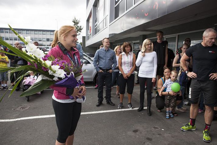 Annie Mist var fagnað þegar hún kom í æfingamiðstöð sína í Skeifunni í gær.