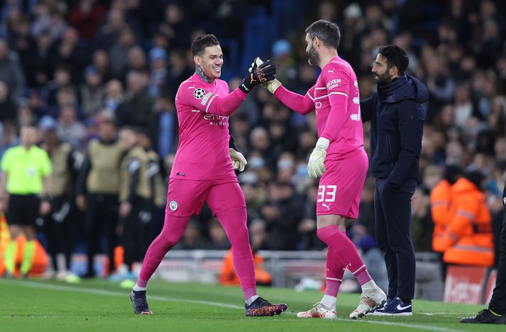 Scott Carson skipt inn á leikvöllinn fyrir Ederson í leiknum í kvöld.