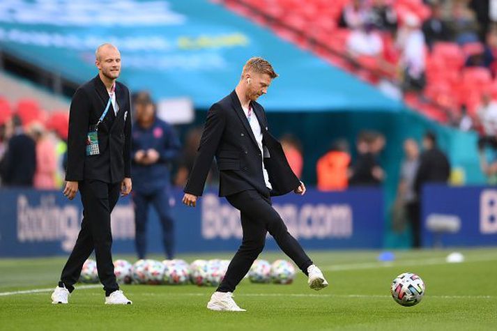 Anders léttur í lund á Wembley ásamt Nicolai Boilesen að leika sér með bolta.