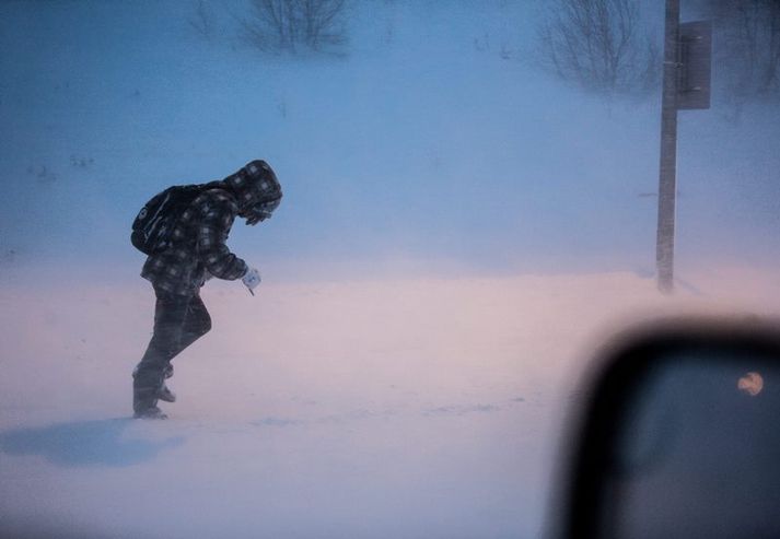 Snjóþekja eða hálka er á Norður- og Austurlandi og sumstaðar éljar. 