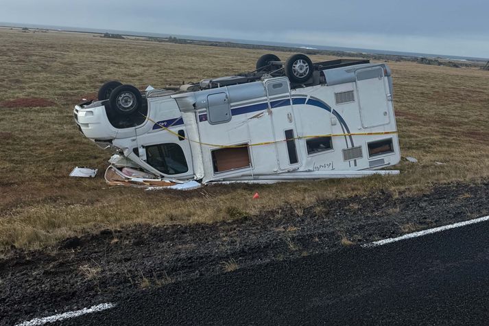 Búið var að strengja lögregluborða utan um bílinn þegar lesandi Vísis átti leið hjá í dag.