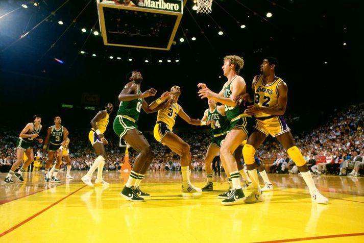 Robert Parish og Larry Bird hjá Boston Celtics í baráttu við þá Kareem Abdul-Jabbar og Magic Johnson hjá Los Angeles Lakers í Forum höllinni í Inglewood. Þessi lið spiluðu marga magnaða leiki í Forum höllinni á níunda áratugnum.