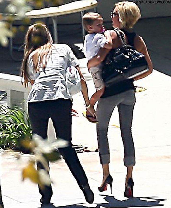 Drottning. Victoria Beckham fer ekki út úr húsi nema í sínu fínasta pússi.