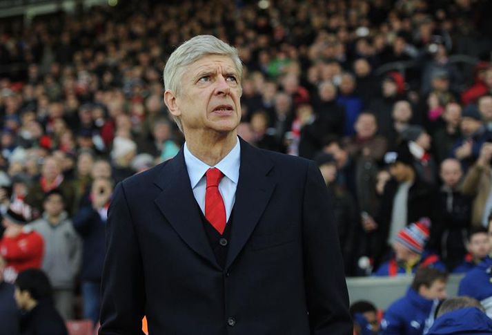 Wenger horfir upp til áhorfenda fyrir leik.