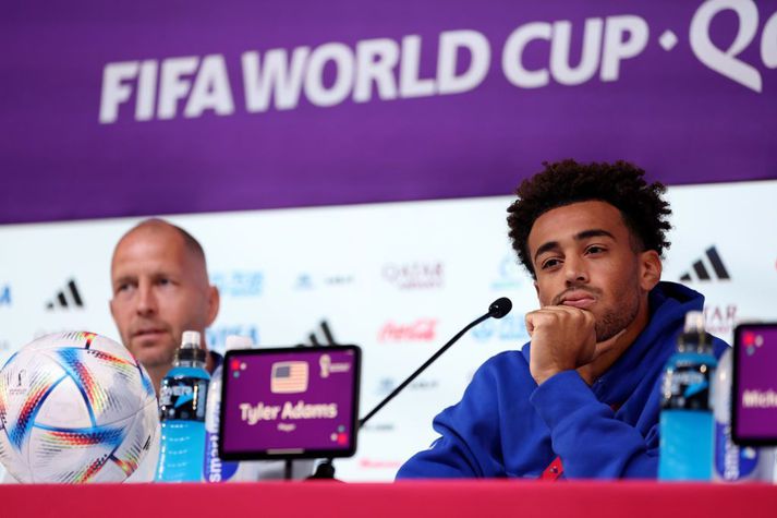 Tyler Adams og Gregg Berhalter á blaðamannafundi í Doha í dag.