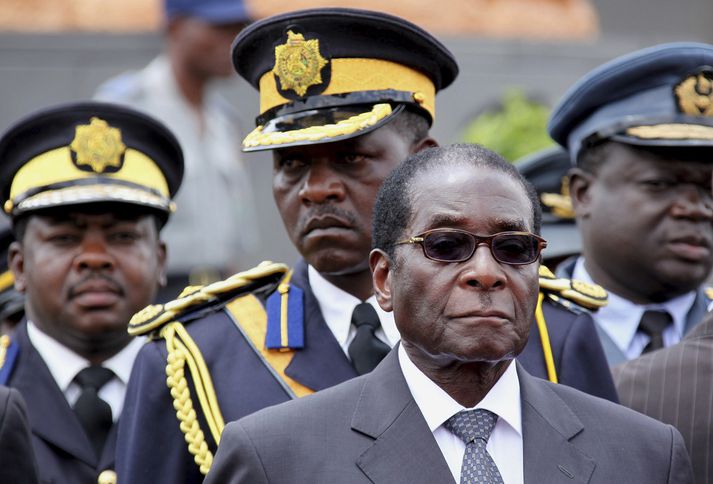 Mugabe hafði verið á spítala í Singapore síðan í apríl en honum var komið frá völdum í Zimbabve af hernum árið 2017 eftir þrjátíu og sjö ára setu á valdastóli.