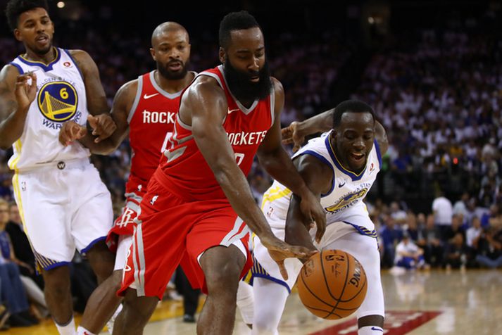 James Harden og Draymond Green berjast um boltann í leik Houston og Golden State.