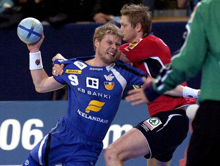 Kjetil Strand reynir að stöðva Guðjón Val Sigurðsson í frægum leik Noregs og Íslands á EM 2006.