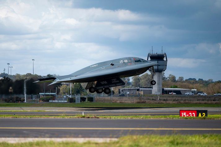 B-2 Spirit eru dýrustu sprengjuþotur heims. Þær eru hannaðar til að sjást illa á ratsjám og geta borið kjarnorkuvopn.