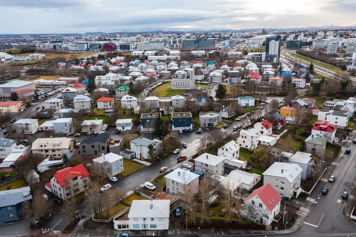 Áætlanir stjórnvalda kveða á um að 35 þúsund íbúðir verði byggðar á næstu tíu árum en félagsmenn SI gera ráð fyrir gríðarlegum samdrætti í uppbyggingu næstu 12 mánuði.