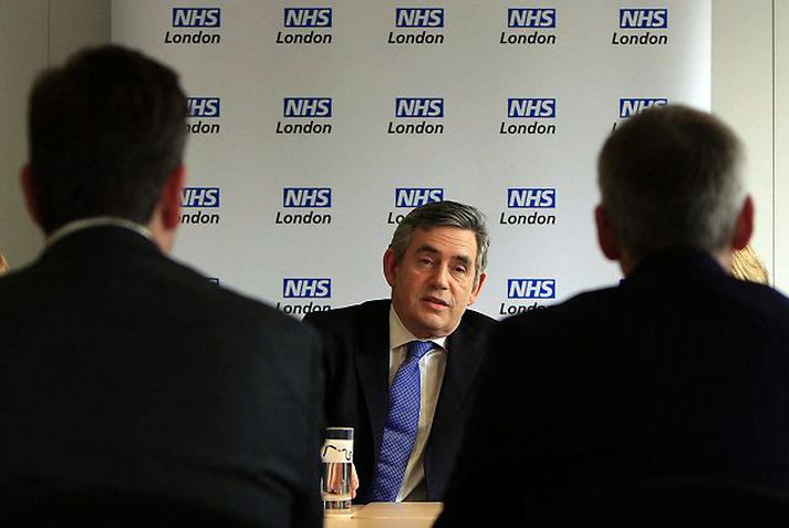 Viðbrögðin skipulögð Gordon Brown, forsætisráðherra Bretlands, átti fund með starfsmönnum heilbrigðisyfirvalda í gær.fréttablaðið/AP