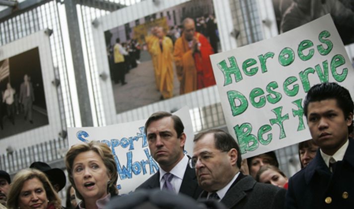 Vito Fossella (fyrir miðju) er hér ásamt Hillary Clinton og fleirum. Mynd/ AFP.