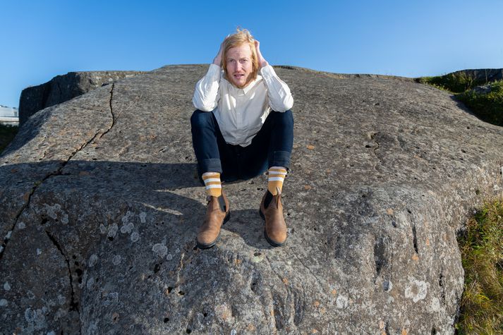 Sverrir Norland frumsýnir hér tónlistarmyndband við lagið Mér líður best illa (Kletturinn). Hann ræddi við blaðamann um listina, karlmennskuhugmyndir, tilfinningar og fleira.