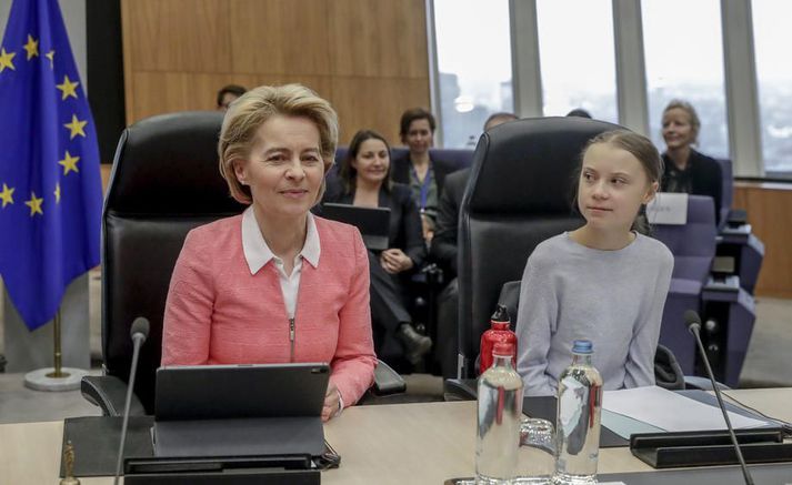 Thunberg (t.h.) var gestur Ursulu von der Leyen, forseta framkvæmdastjórnar ESB, á fundi hennar í dag. Engu að síður sparaði Thunberg ekki gagnrýni á gestgjafa sína og áform þeirra um loftslagsaðgerðir.