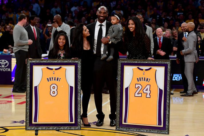 Kobe Bryant og fjölskylda hans þegar Los Angeles Lakers hengdi tvær treyjur hans upp í rjáfur á Staples Center.