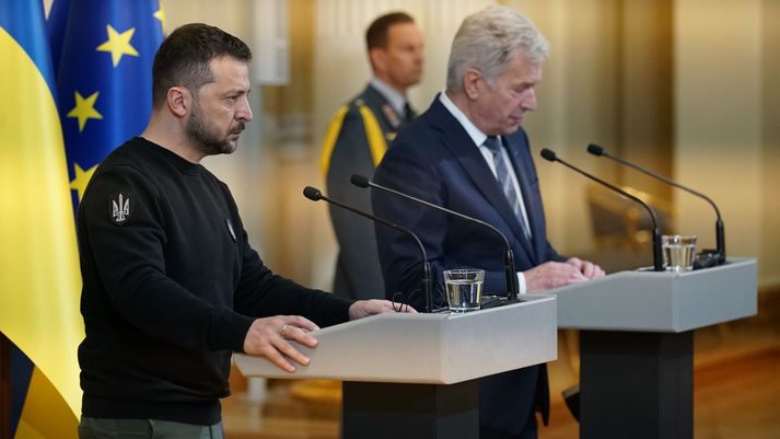 Volodymyr Zelenskyy og Sauli Niinisto á blaðamannafundi í hádeginu.