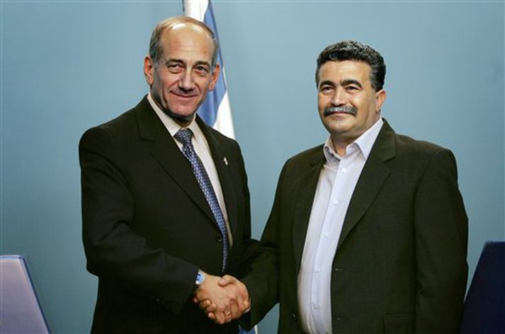 Olmert og Peretz voru sáttir þegar stjórnarmynduninni var lokið.