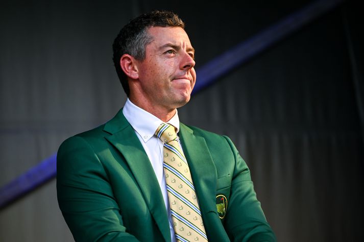 Rory McIlroy í græna jakkanum sem hann vann loksins í fyrra og lokaði þar með risamótahringnum.