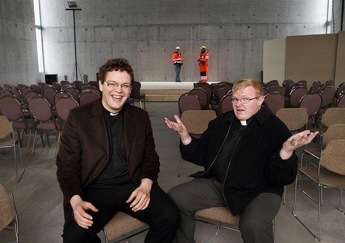 Á annað hundrað börn verða fermd í fokheldri Lindakirkju frá 21. mars til 4.apríl og stendur nú yfir stólasöfnun svo hægt verði að ferma með góðu móti.
Fréttablaðið/GVA