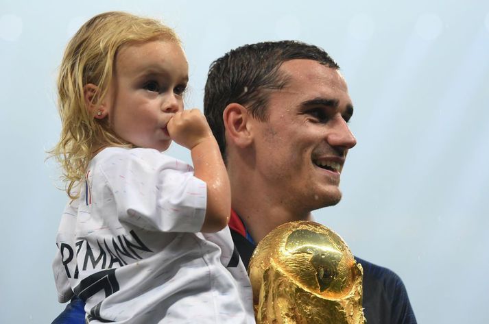 Antoine Griezmann og dóttirin Mia í heimsmeistarafögnuði Frakka árið 2018.