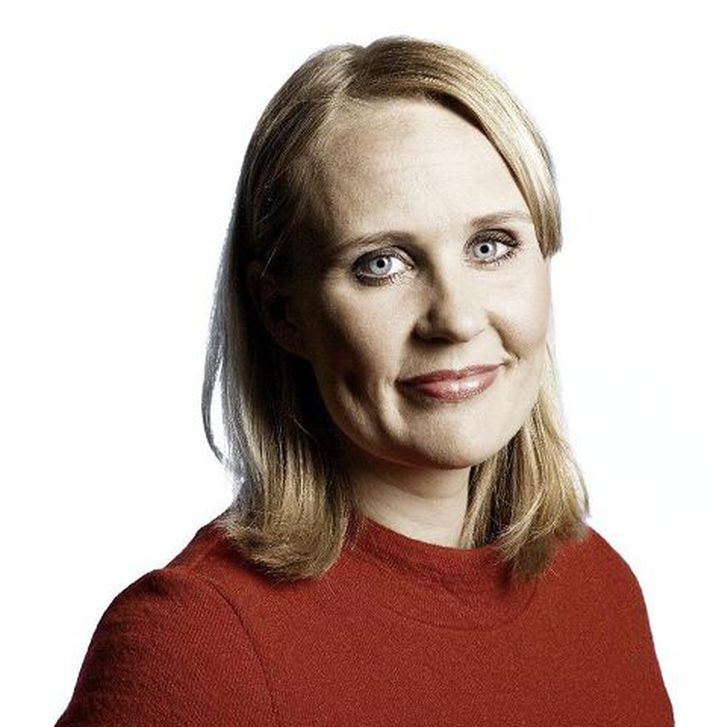 Þóra Arnórsdóttir gerir fjóra heimildarmyndaþætti eftir Hruni Guðna Th. Jóhannessonar. Bók stjörnusagn­fræðingsins hefur selst eins og heitar lummur og hefur setið í efsta sæti bóksölulista Eymundsson í þrjár vikur.