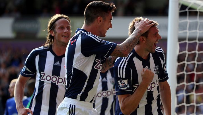 Gareth McAuley fagnar hér marki sínu.