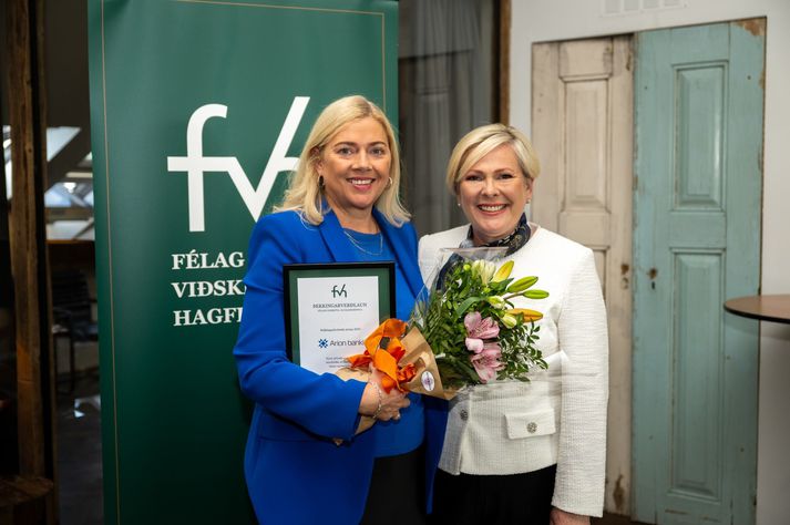 Helga Halldórsdóttir, forstöðumaður mannauðssviðs tekur verið verðlaunaskjali frá Forseta Íslands, Höllu Tómasdóttur.